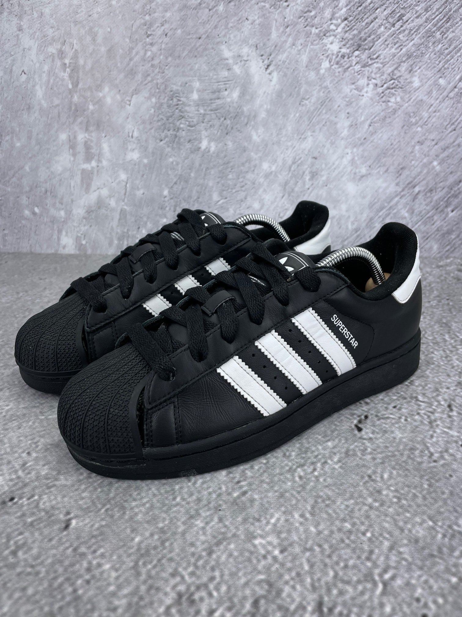 adidas Superstar II Black White - buty sportowe, widok z boku na tle studyjnym