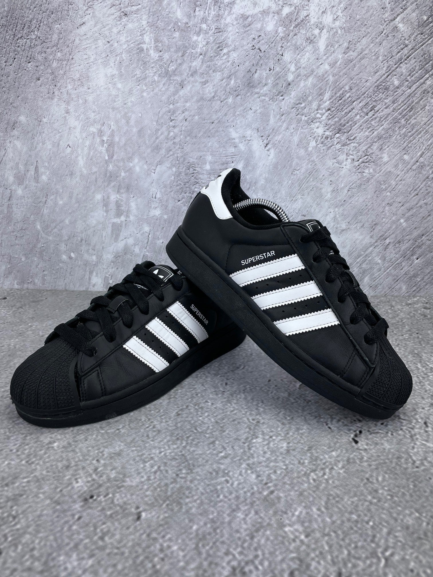 adidas Superstar II Black White - buty sportowe, para butów, widok z boku na tle studyjnym