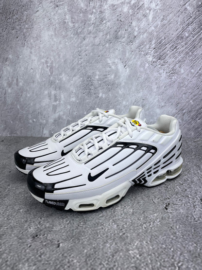 Nike Air Max Plus III Leather CK6716-100 - buty sportowe, widok z boku na tle studyjnym