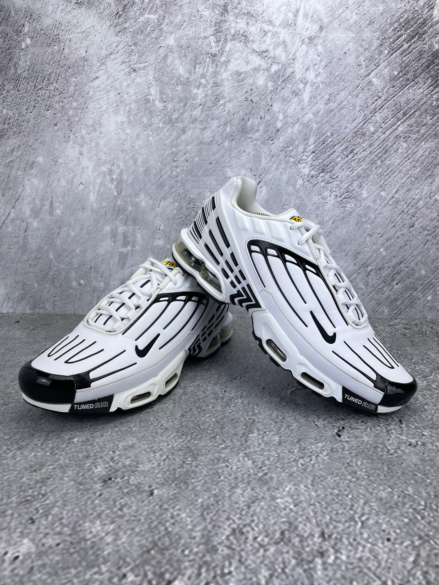 Nike Air Max Plus III Leather CK6716-100 - buty sportowe, para butów, widok z boku na tle studyjnym