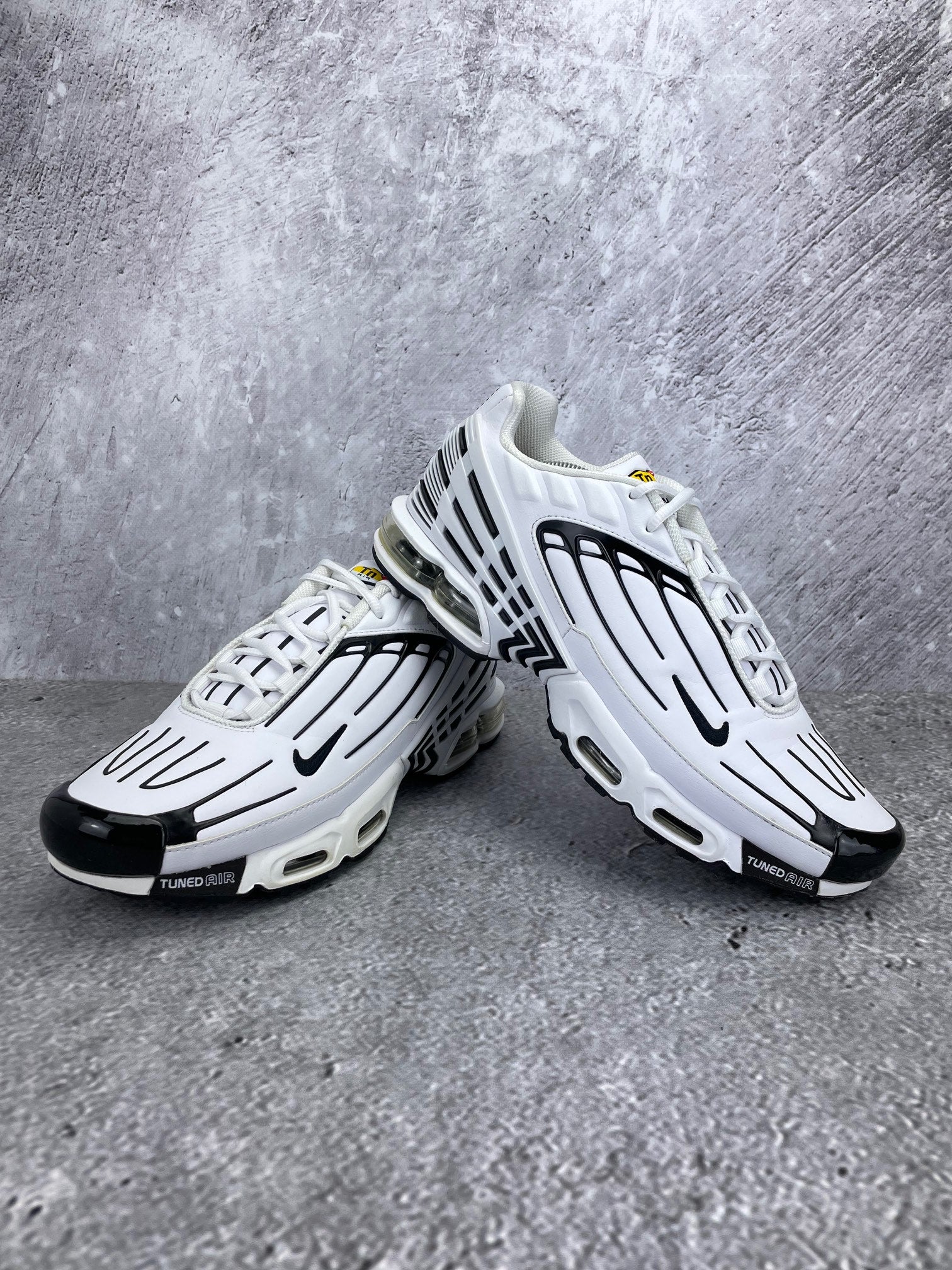 Nike Air Max Plus III Leather CK6716-100 - buty sportowe, para butów, widok z boku na tle studyjnym