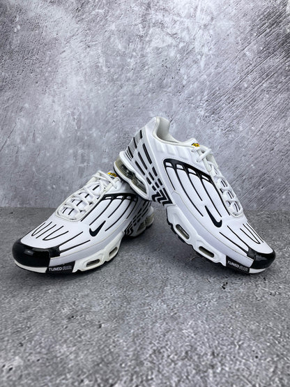 Nike Air Max Plus III Leather CK6716-100 - buty sportowe, para butów, widok z boku na tle studyjnym