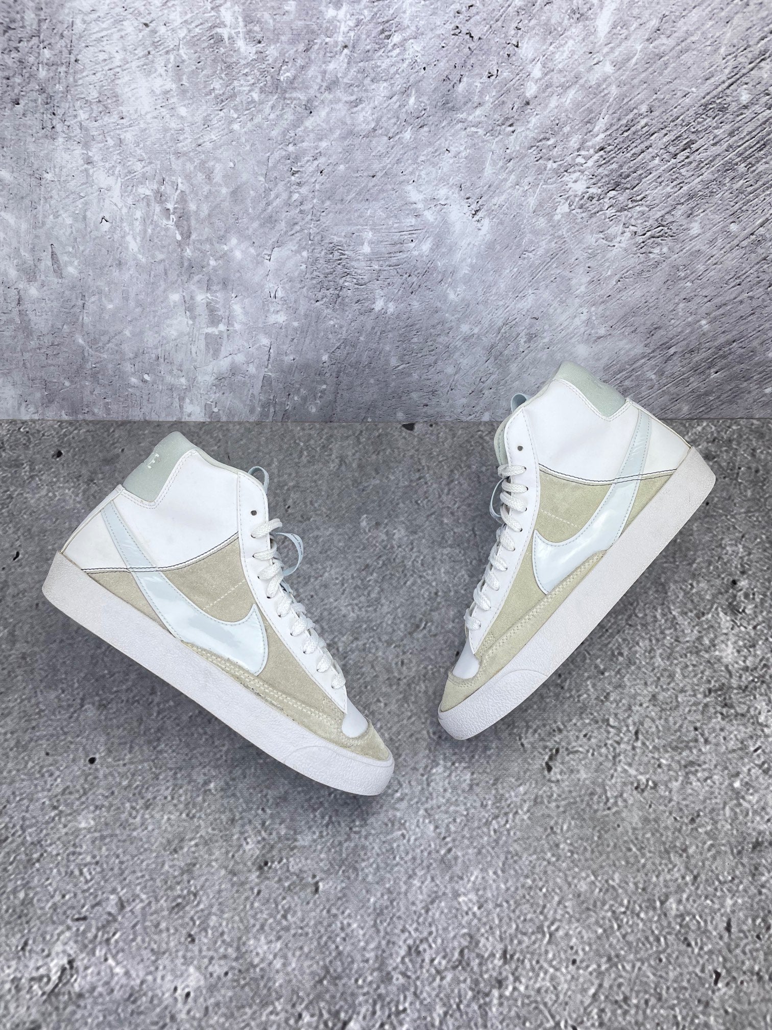 Nike Blazer Mid '77 SE DH8640-103 - buty sportowe, widok z góry na zewnętrzną stronę butów