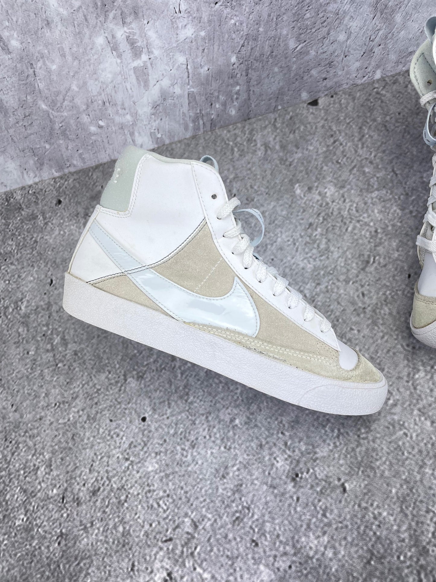 Nike Blazer Mid '77 SE DH8640-103 - buty sportowe, zewnętrzny panel lewego buta