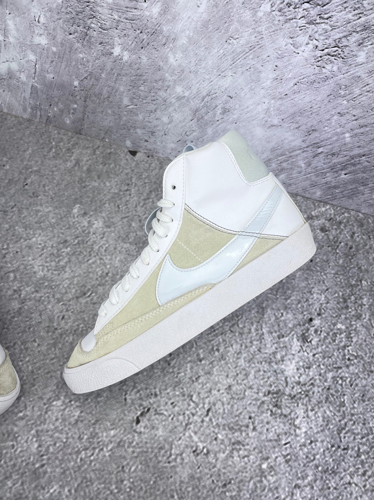 Nike Blazer Mid '77 SE DH8640-103 - buty sportowe, widok z góry na wewnętrzną stronę butów