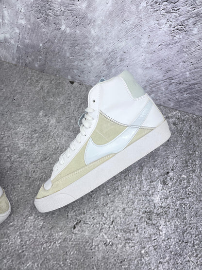 Nike Blazer Mid '77 SE DH8640-103 - buty sportowe, widok z góry na wewnętrzną stronę butów