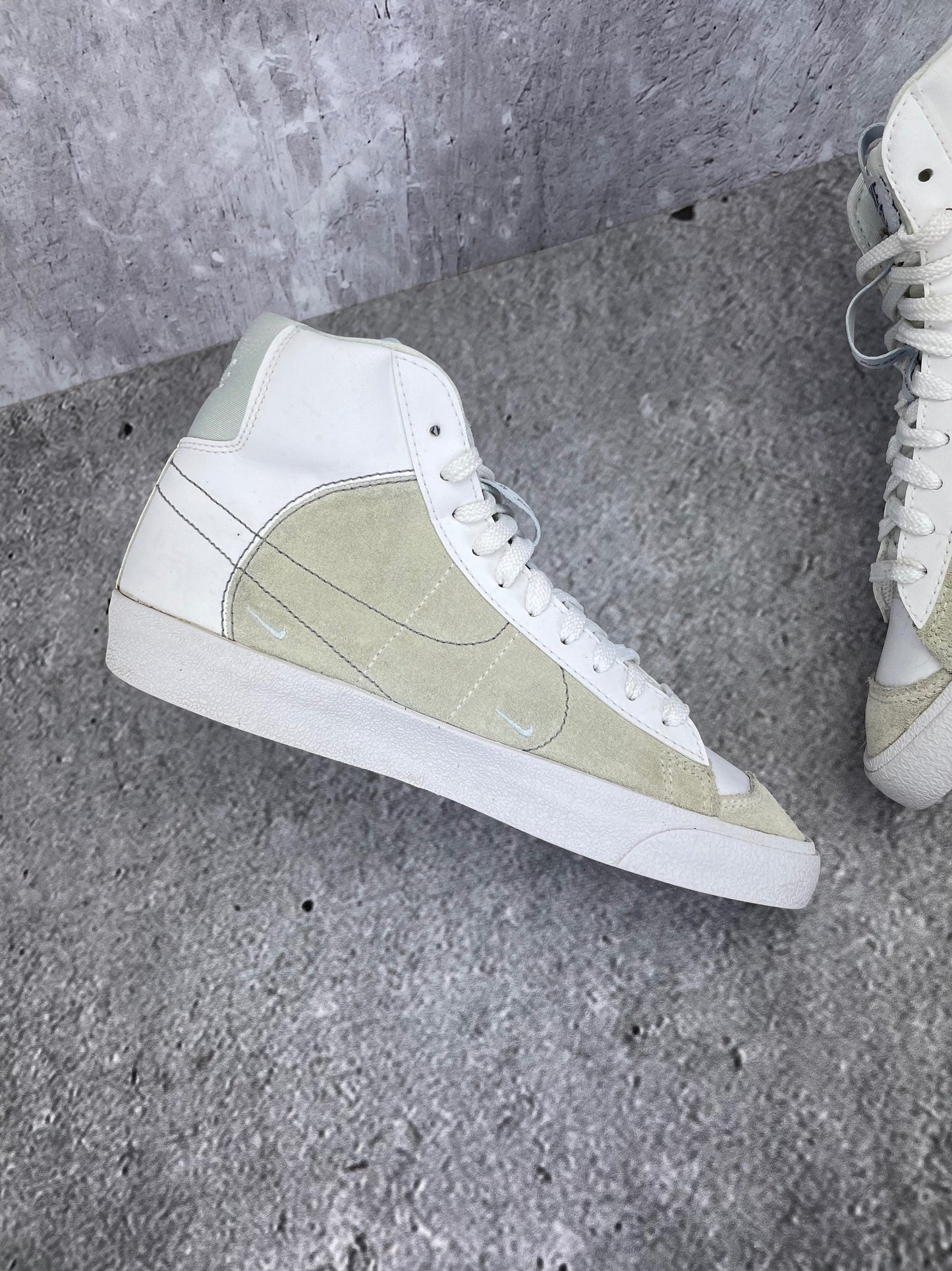 Nike Blazer Mid '77 SE DH8640-103 - buty sportowe, wewnętrzny panel lewego buta