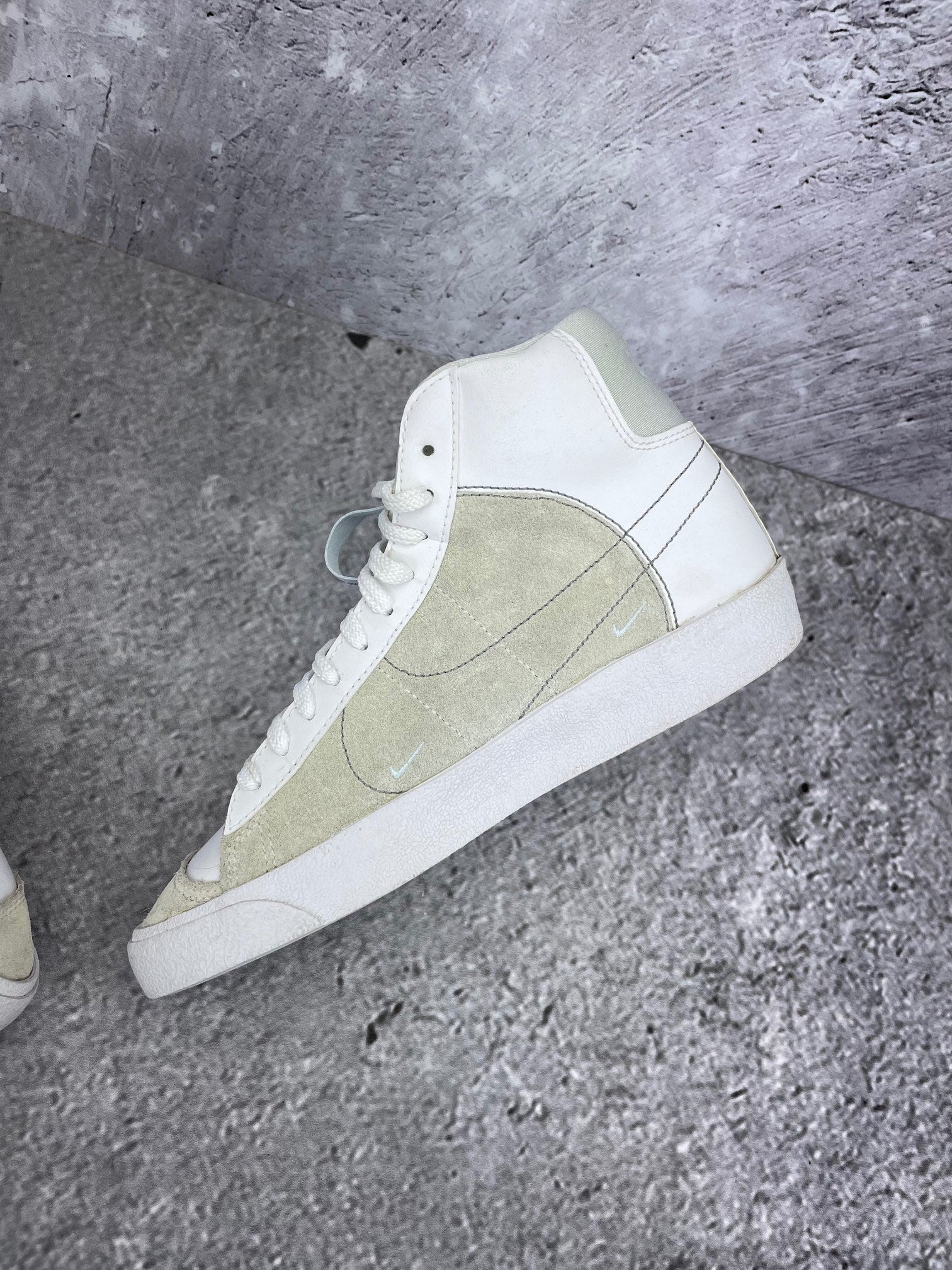 Nike Blazer Mid '77 SE DH8640-103 - buty sportowe, wewnętrzny panel prawego buta