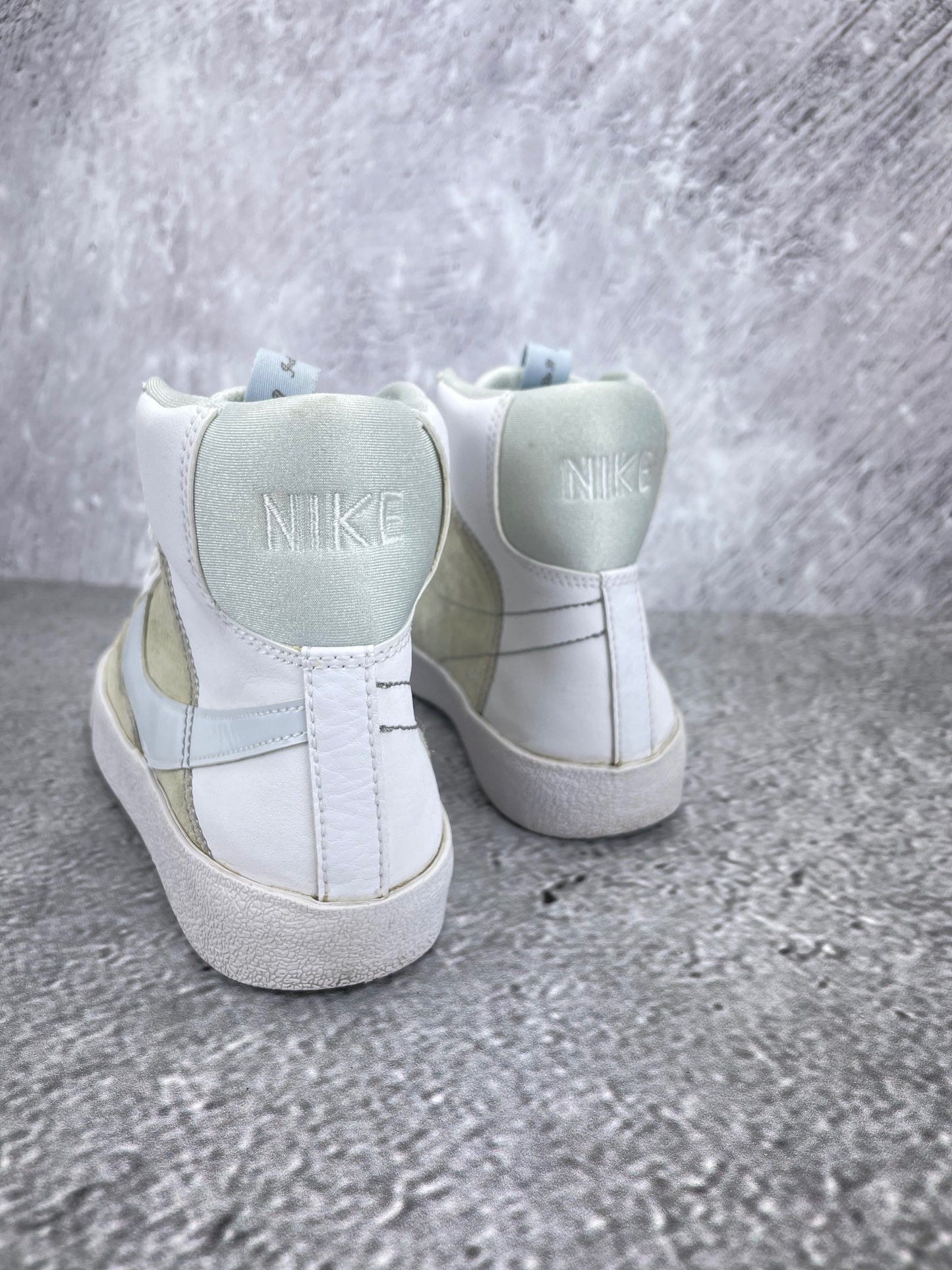 Nike Blazer Mid '77 SE DH8640-103 - buty sportowe, widok z tyłu