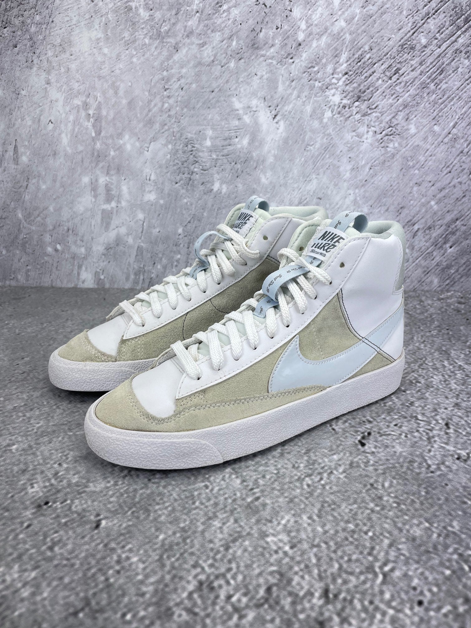 Nike Blazer Mid '77 SE DH8640-103 - buty sportowe, widok z boku na tle studyjnym