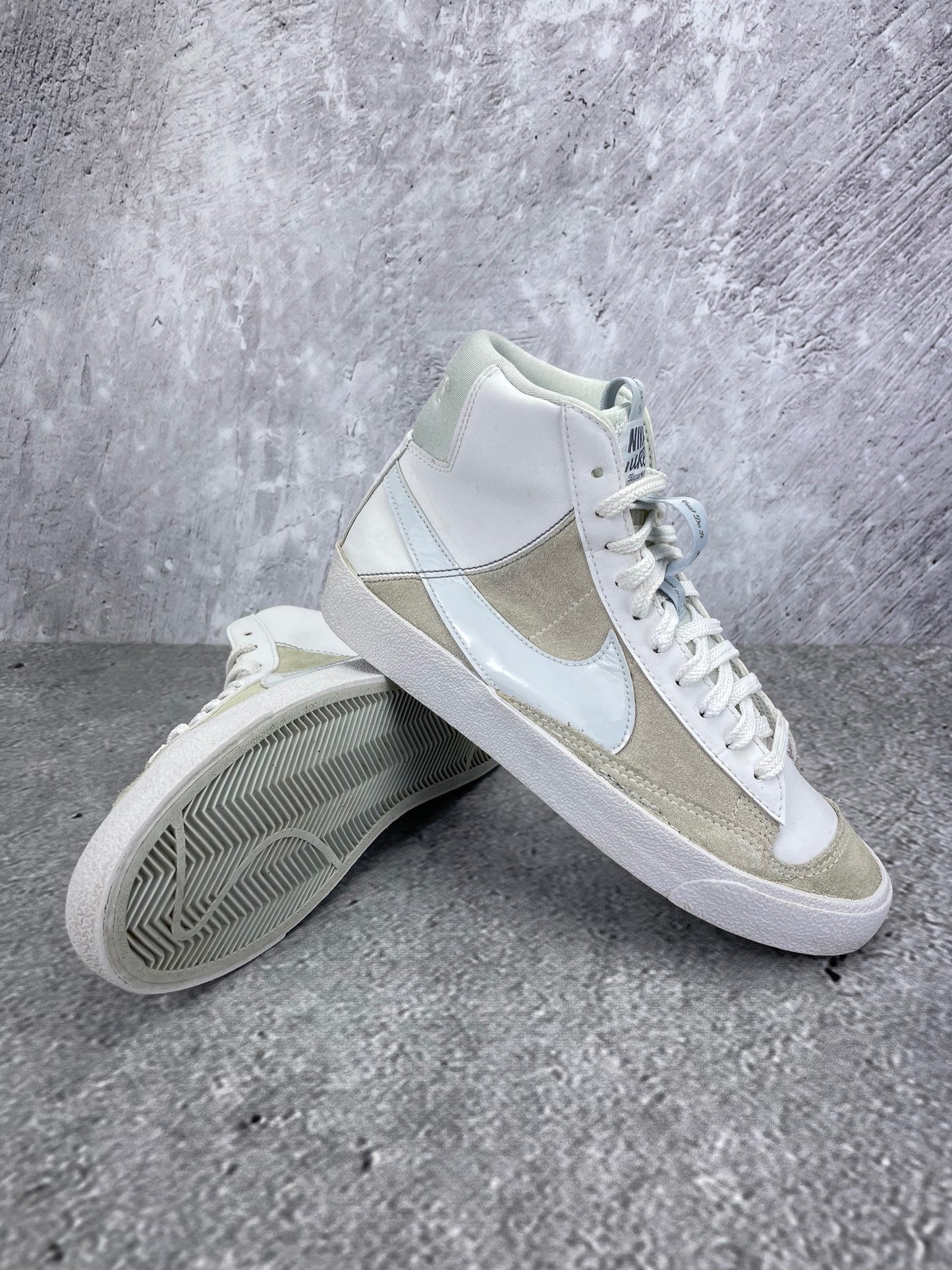 Nike Blazer Mid '77 SE DH8640-103 - buty sportowe, para butów, widok z boku na tle studyjnym