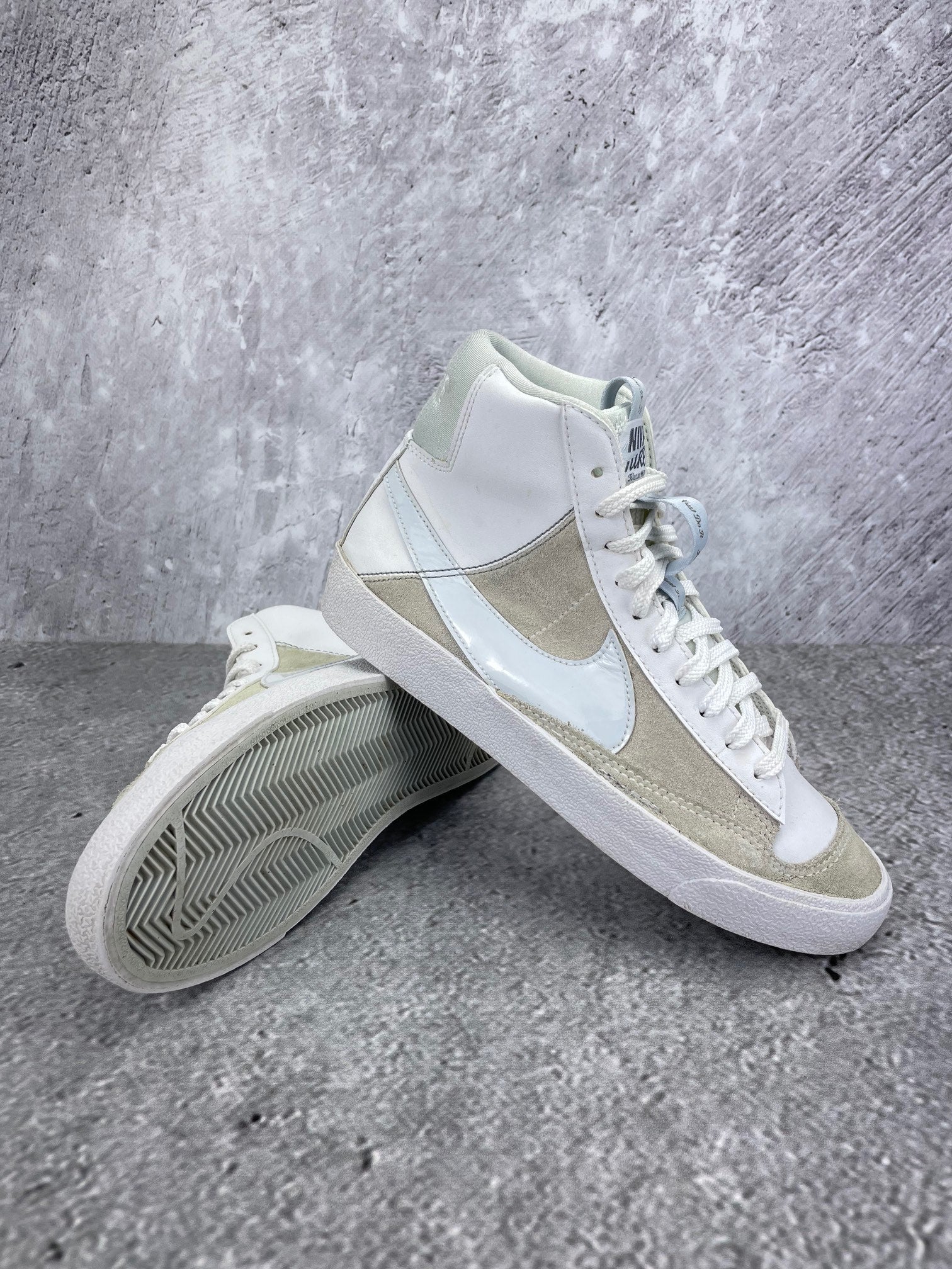 Nike Blazer Mid '77 SE DH8640-103 - buty sportowe, para butów, widok z boku na tle studyjnym