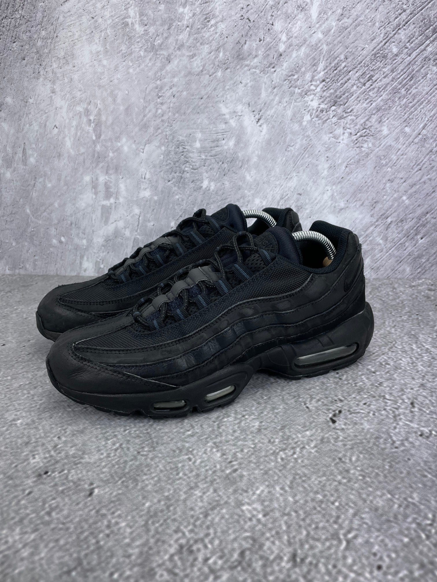 Nike Air Max Plus III Hyper Blue - buty sportowe, widok z boku na tle studyjnym