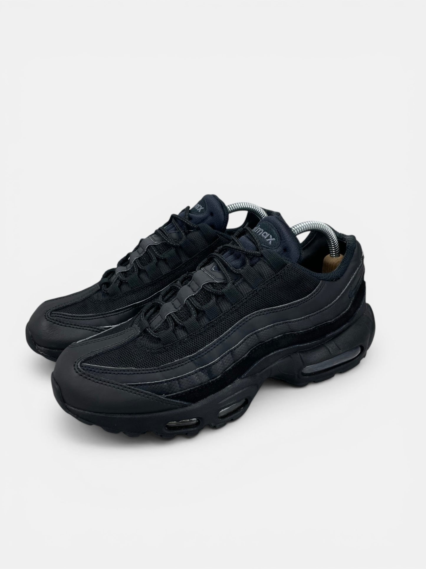 Nike Air Max 95 Essential Triple Black - buty sportowe, widok z boku
