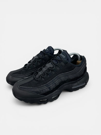 Nike Air Max 95 Essential Triple Black - buty sportowe, widok z boku