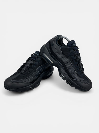 Nike Air Max 95 Essential Triple Black - buty sportowe, boczny profil