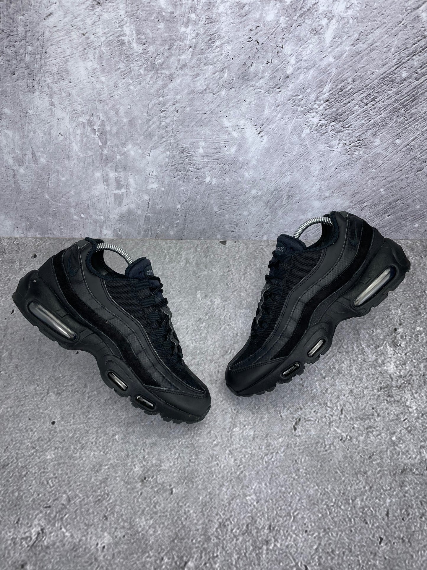 Nike Air Max 95 Essential Triple Black - buty sportowe, widok z góry na zewnętrzną stronę butów