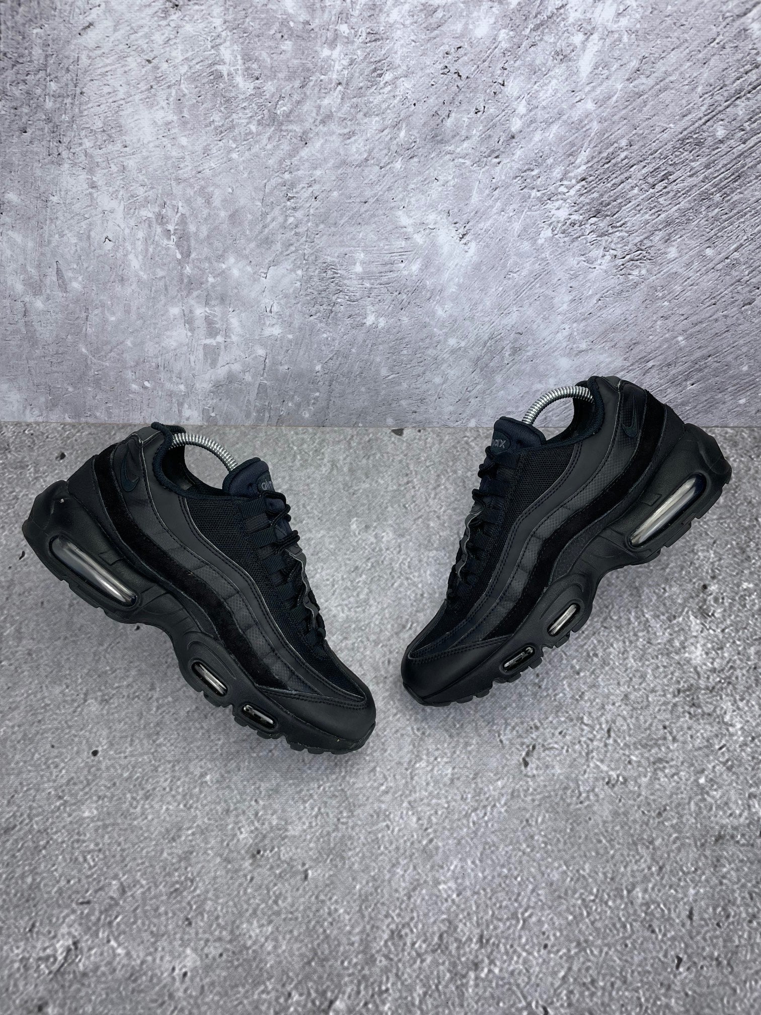 Nike Air Max 95 Essential Triple Black - buty sportowe, widok z góry na zewnętrzną stronę butów
