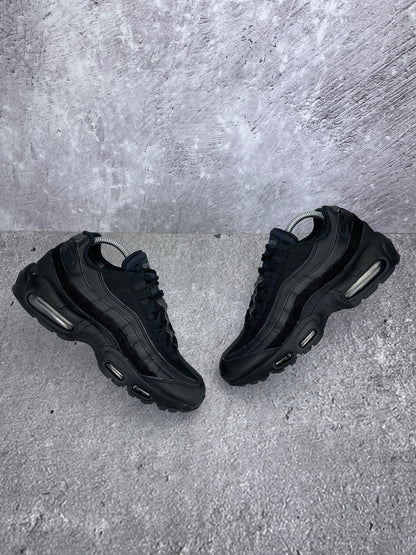 Nike Air Max 95 Essential Triple Black - buty sportowe, widok z góry na zewnętrzną stronę butów