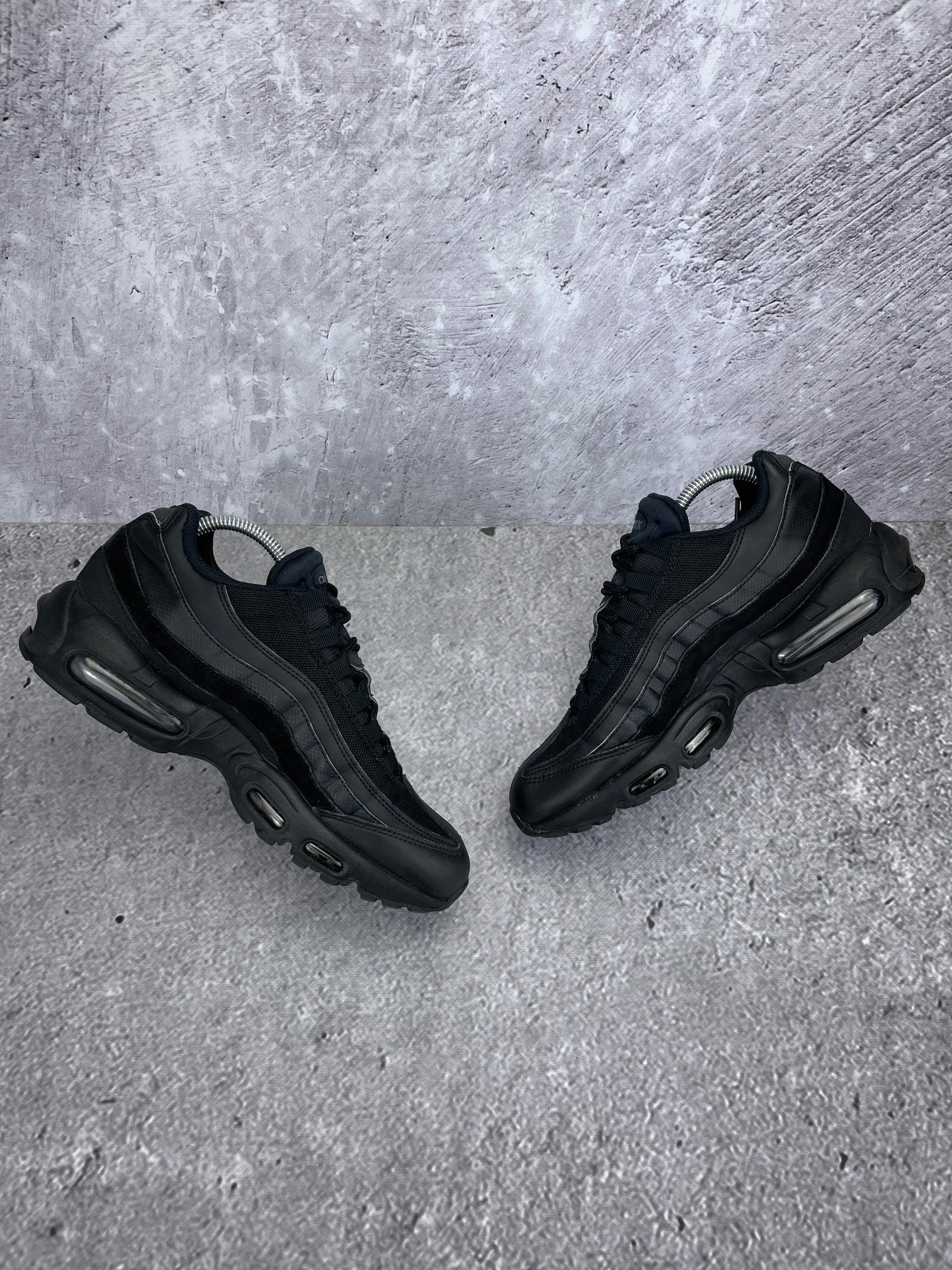 Nike Air Max 95 Essential Triple Black - buty sportowe, zewnętrzny panel prawego buta