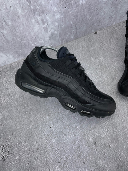 Nike Air Max 95 Essential Triple Black - buty sportowe, zewnętrzny panel lewego buta