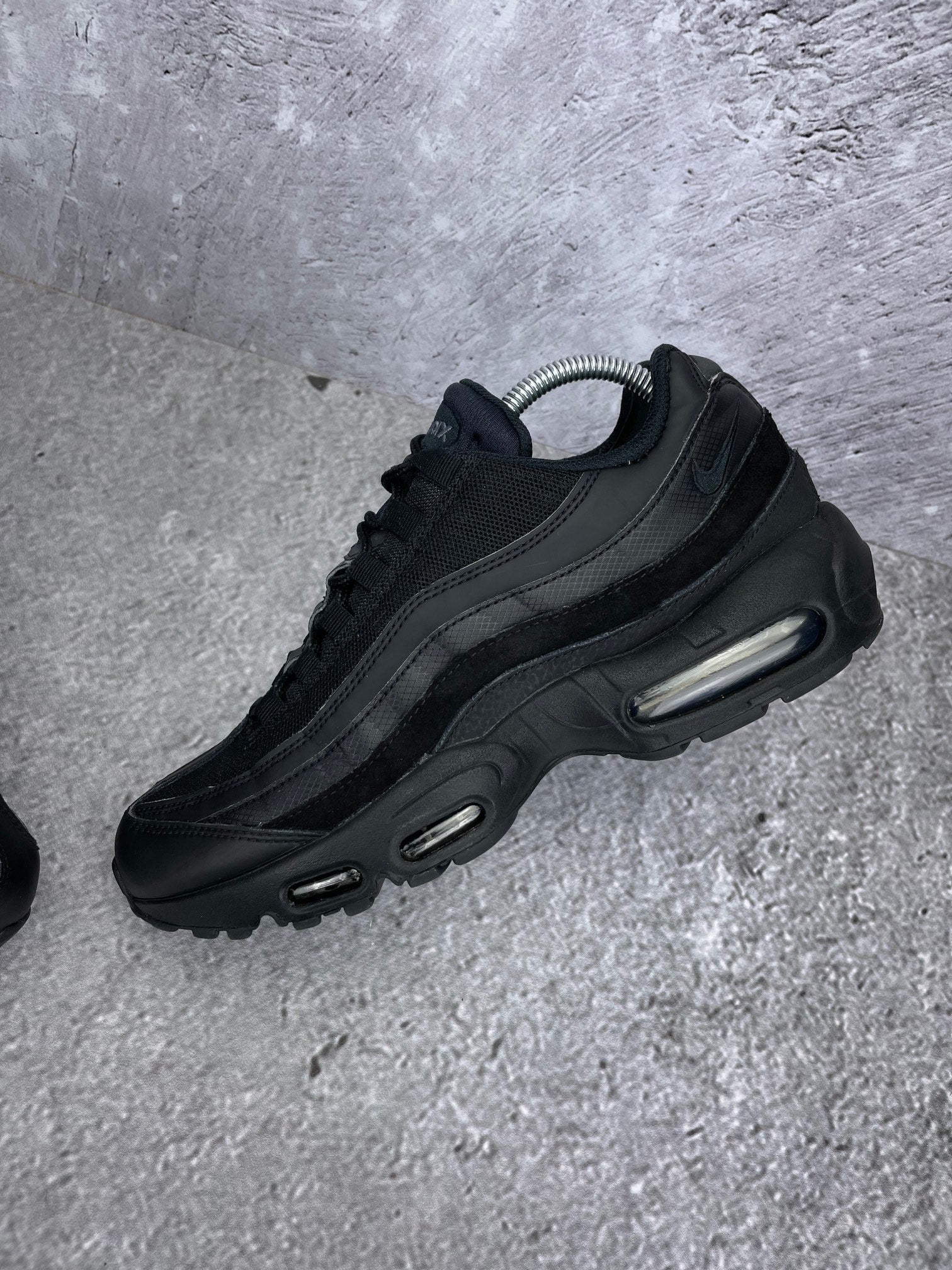 Nike Air Max 95 Essential Triple Black - buty sportowe, widok z góry na wewnętrzną stronę butów