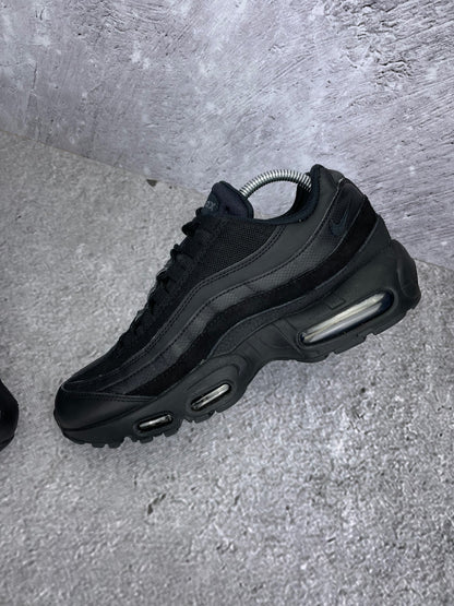 Nike Air Max 95 Essential Triple Black - buty sportowe, widok z góry na wewnętrzną stronę butów
