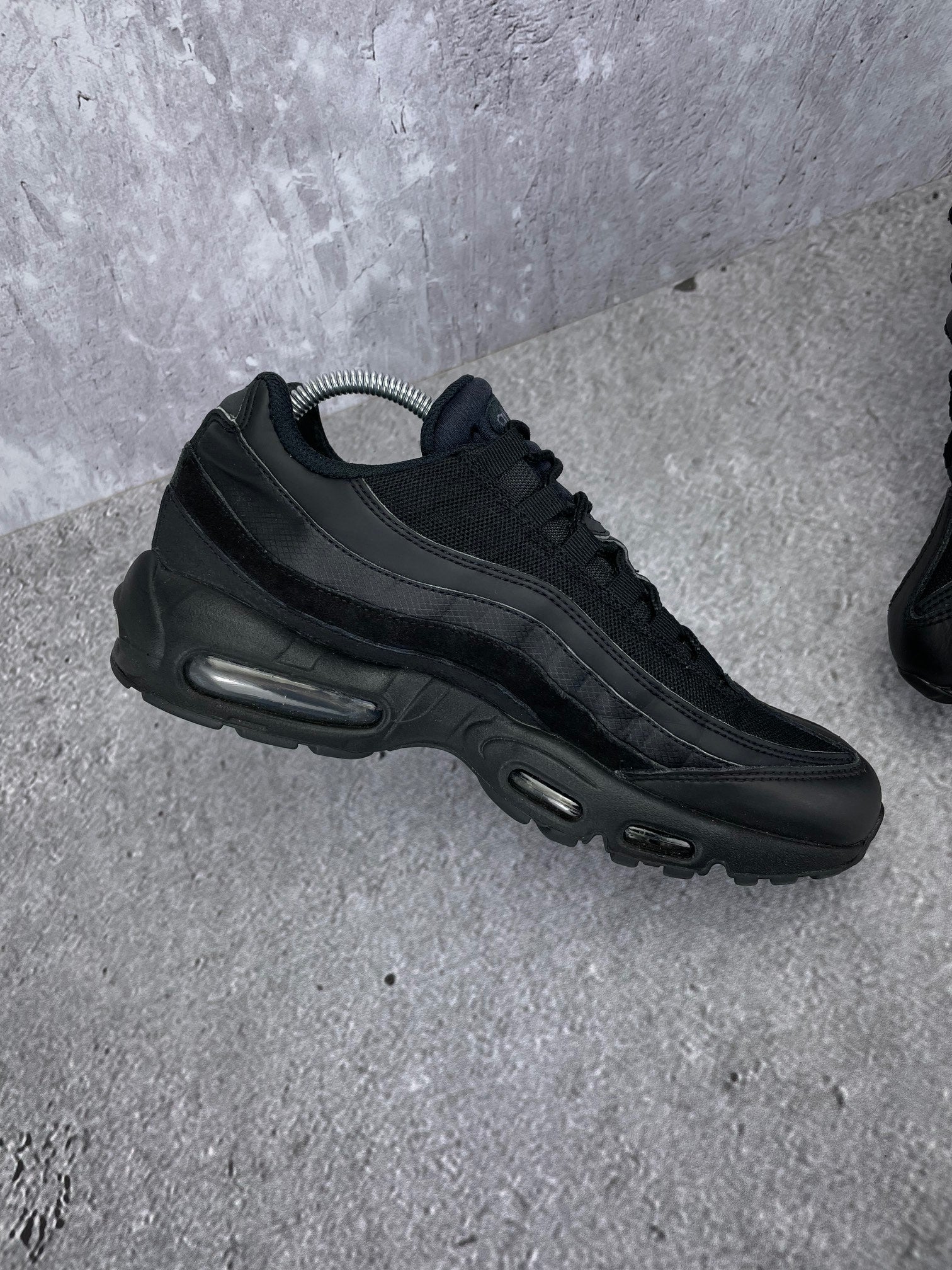 Nike Air Max 95 Essential Triple Black - buty sportowe, wewnętrzny panel lewego buta