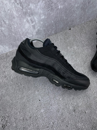 Nike Air Max 95 Essential Triple Black - buty sportowe, wewnętrzny panel lewego buta