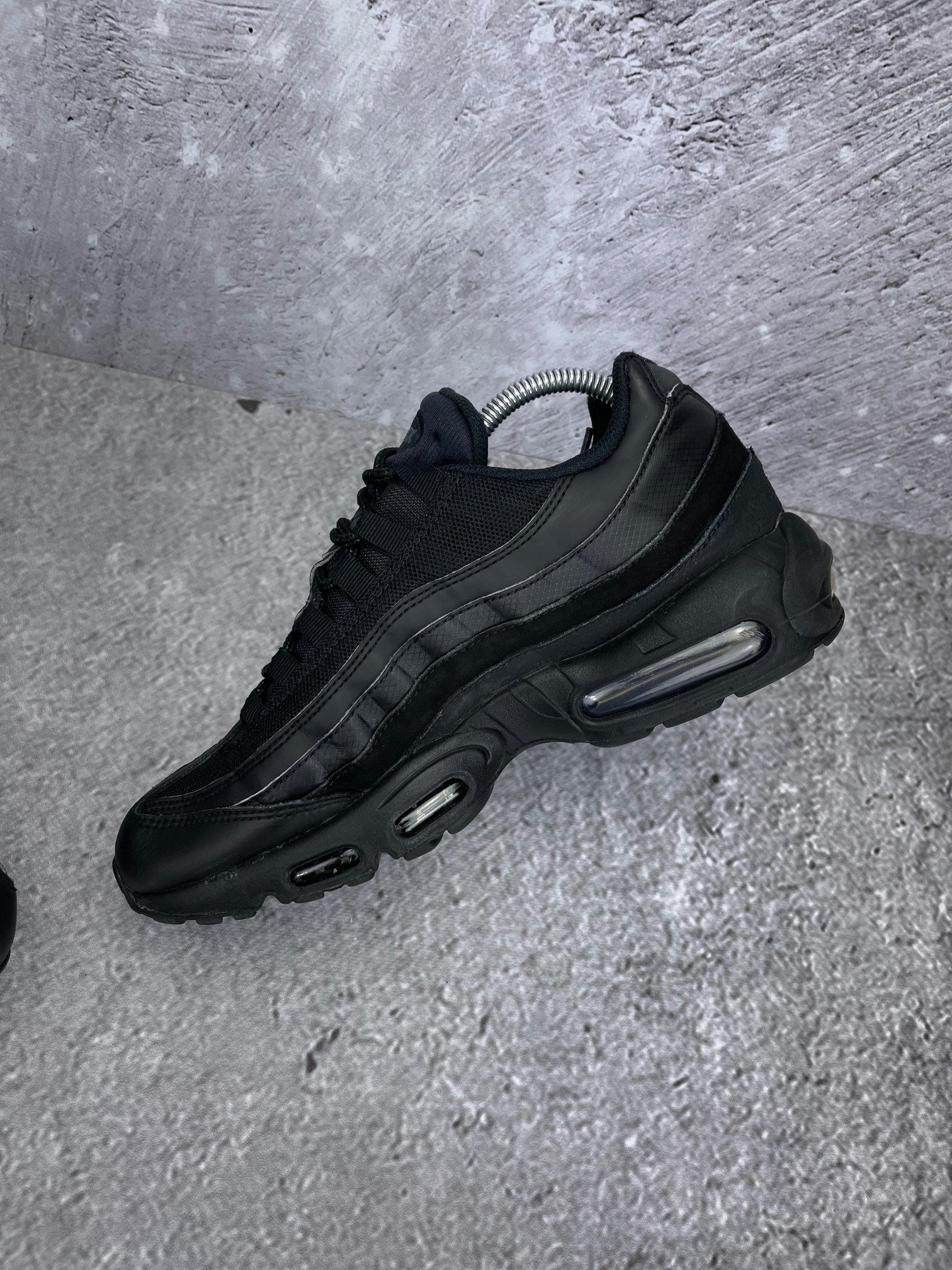 Nike Air Max 95 Essential Triple Black - buty sportowe, wewnętrzny panel prawego buta