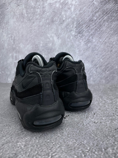 Nike Air Max 95 Essential Triple Black - buty sportowe, widok z tyłu