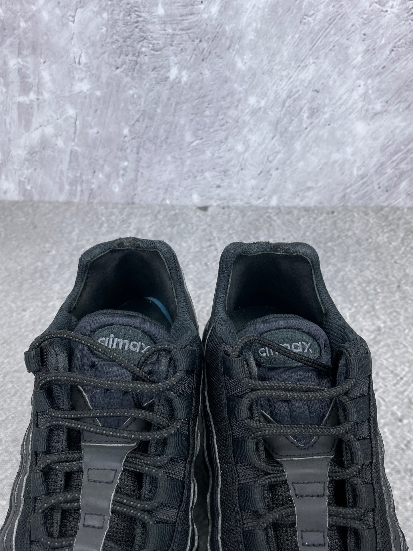Nike Air Max 95 Essential Triple Black - buty sportowe, zapiętki butów