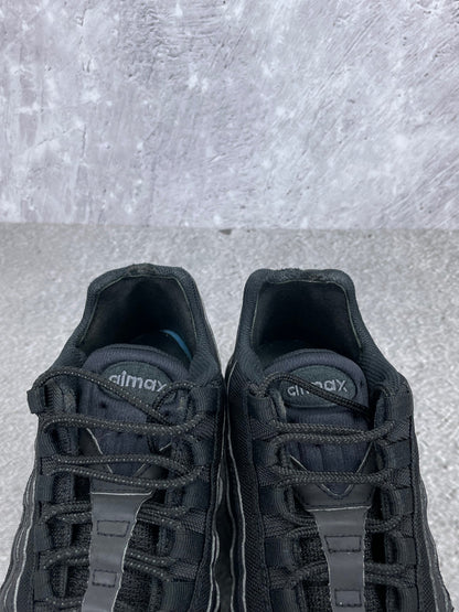 Nike Air Max 95 Essential Triple Black - buty sportowe, zapiętki butów