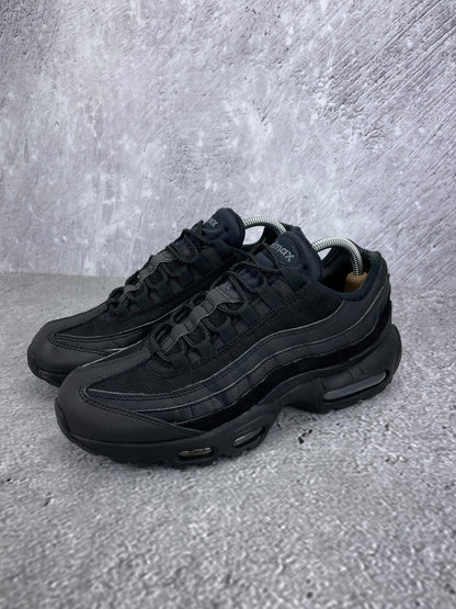 Nike Air Max 95 Essential Triple Black - buty sportowe, widok z boku na tle studyjnym