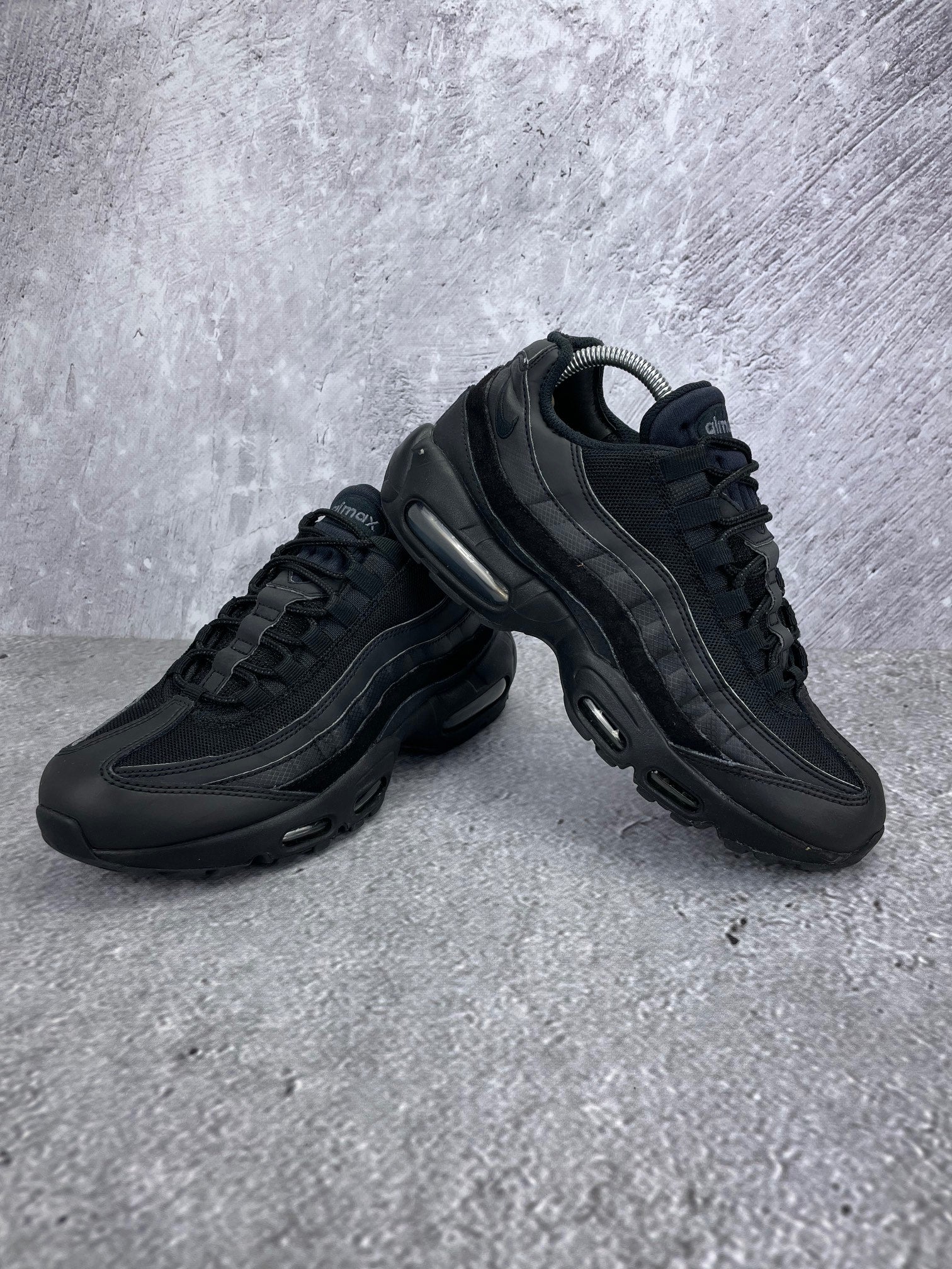 Nike Air Max 95 Essential Triple Black - buty sportowe, para butów, widok z boku na tle studyjnym