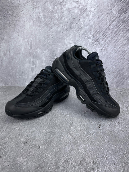 Nike Air Max 95 Essential Triple Black - buty sportowe, para butów, widok z boku na tle studyjnym