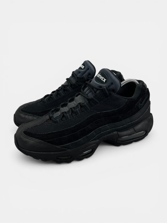Nike Air Max 95 Essential Triple Black - buty sportowe, widok z boku