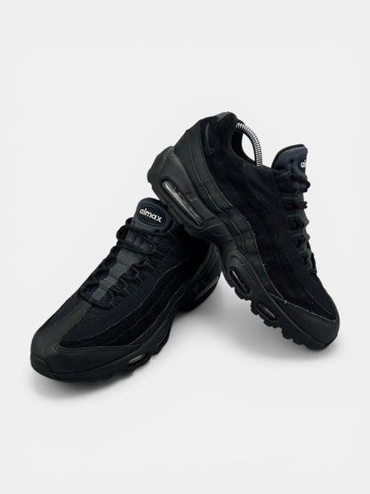 Nike Air Max 95 Essential Triple Black - buty sportowe, boczny profil