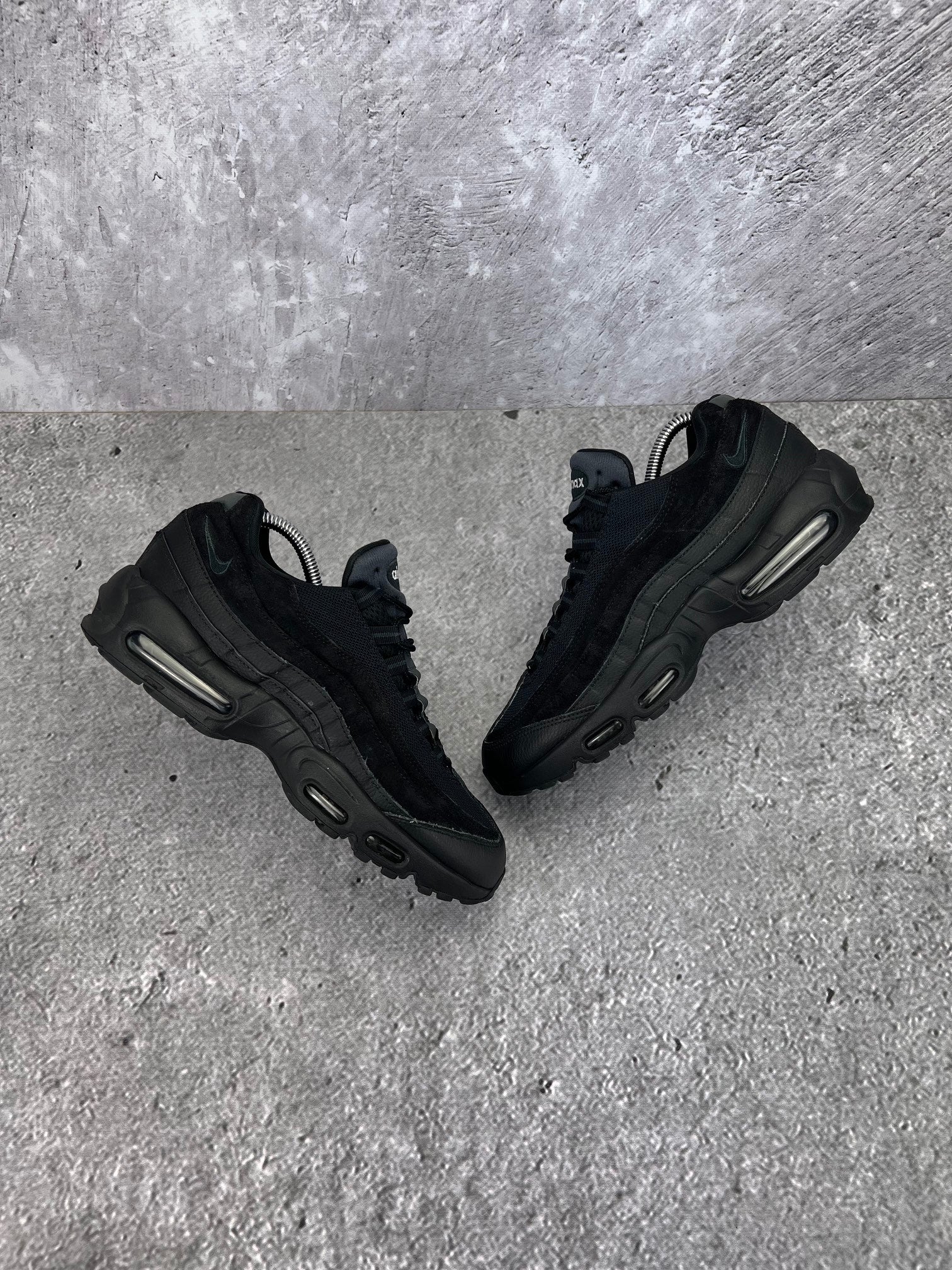 Nike Air Max 95 Essential Triple Black - buty sportowe, widok z góry na zewnętrzną stronę butów