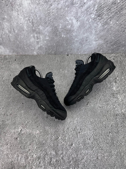 Nike Air Max 95 Essential Triple Black - buty sportowe, widok z góry na zewnętrzną stronę butów