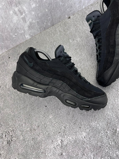Nike Air Max 95 Essential Triple Black - buty sportowe, zewnętrzny panel prawego buta