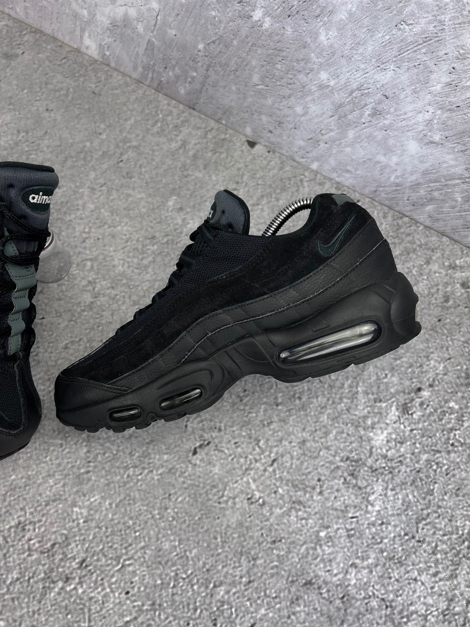 Nike Air Max 95 Essential Triple Black - buty sportowe, zewnętrzny panel lewego buta