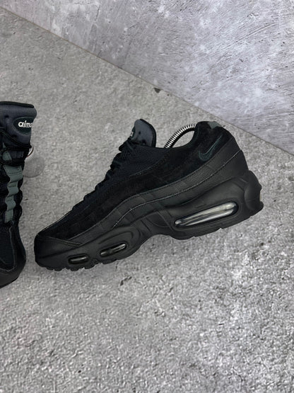 Nike Air Max 95 Essential Triple Black - buty sportowe, zewnętrzny panel lewego buta