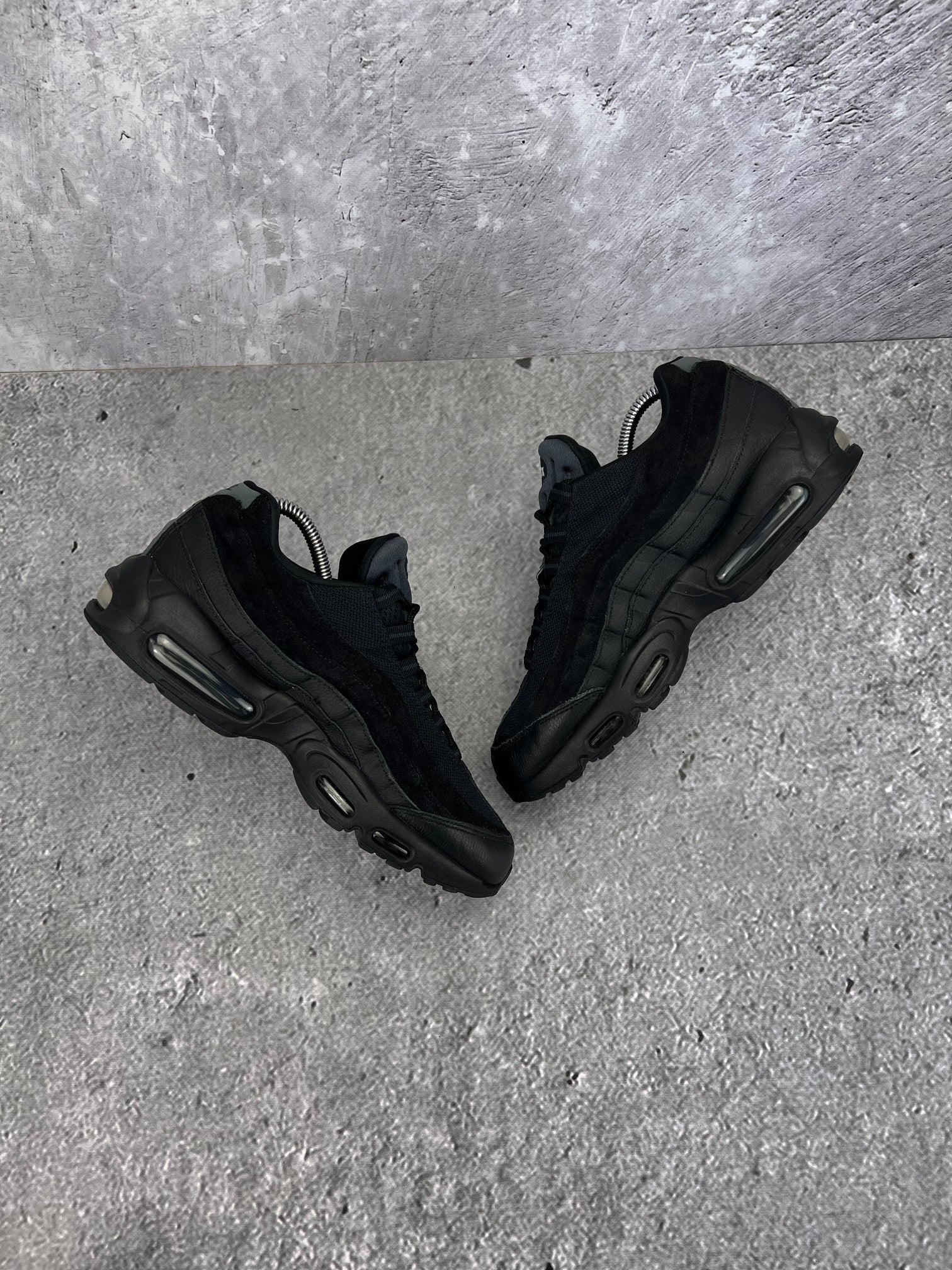 Nike Air Max 95 Essential Triple Black - buty sportowe, widok z góry na wewnętrzną stronę butów