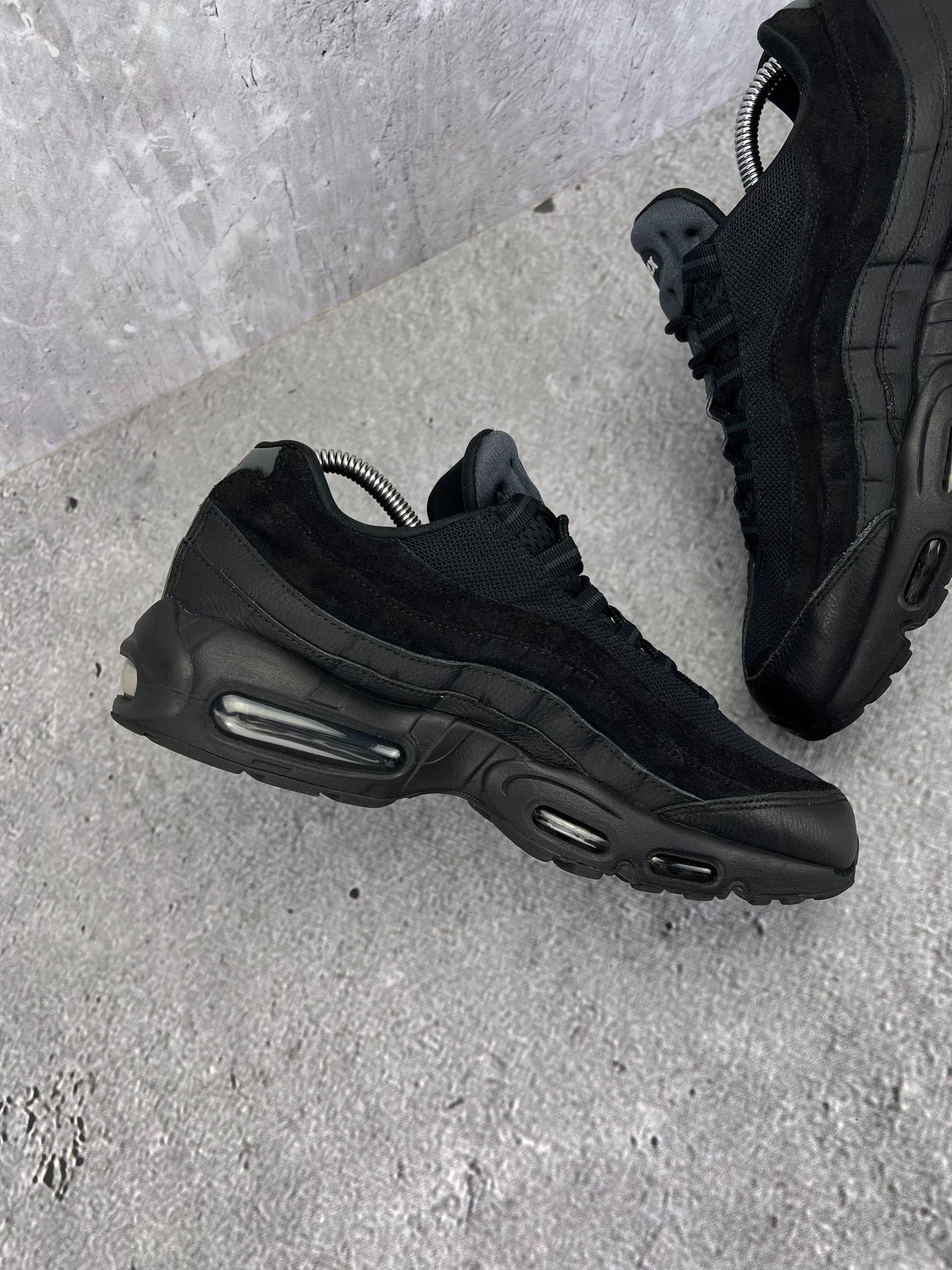 Nike Air Max 95 Essential Triple Black - buty sportowe, wewnętrzny panel lewego buta