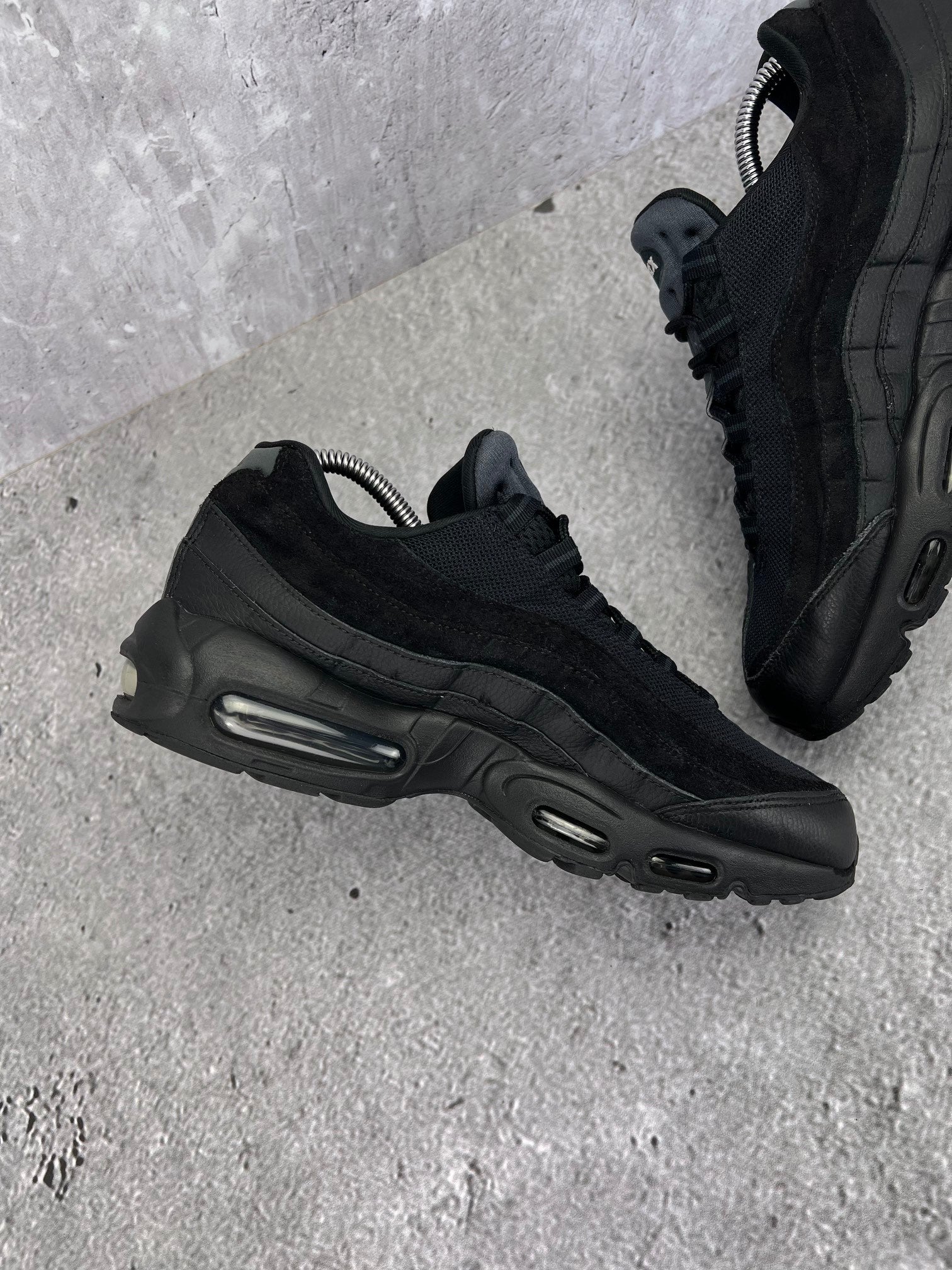 Nike Air Max 95 Essential Triple Black - buty sportowe, wewnętrzny panel lewego buta