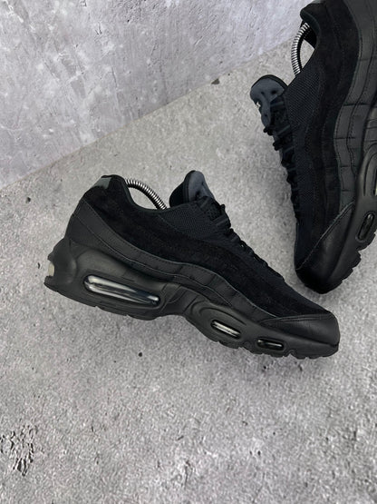 Nike Air Max 95 Essential Triple Black - buty sportowe, wewnętrzny panel lewego buta