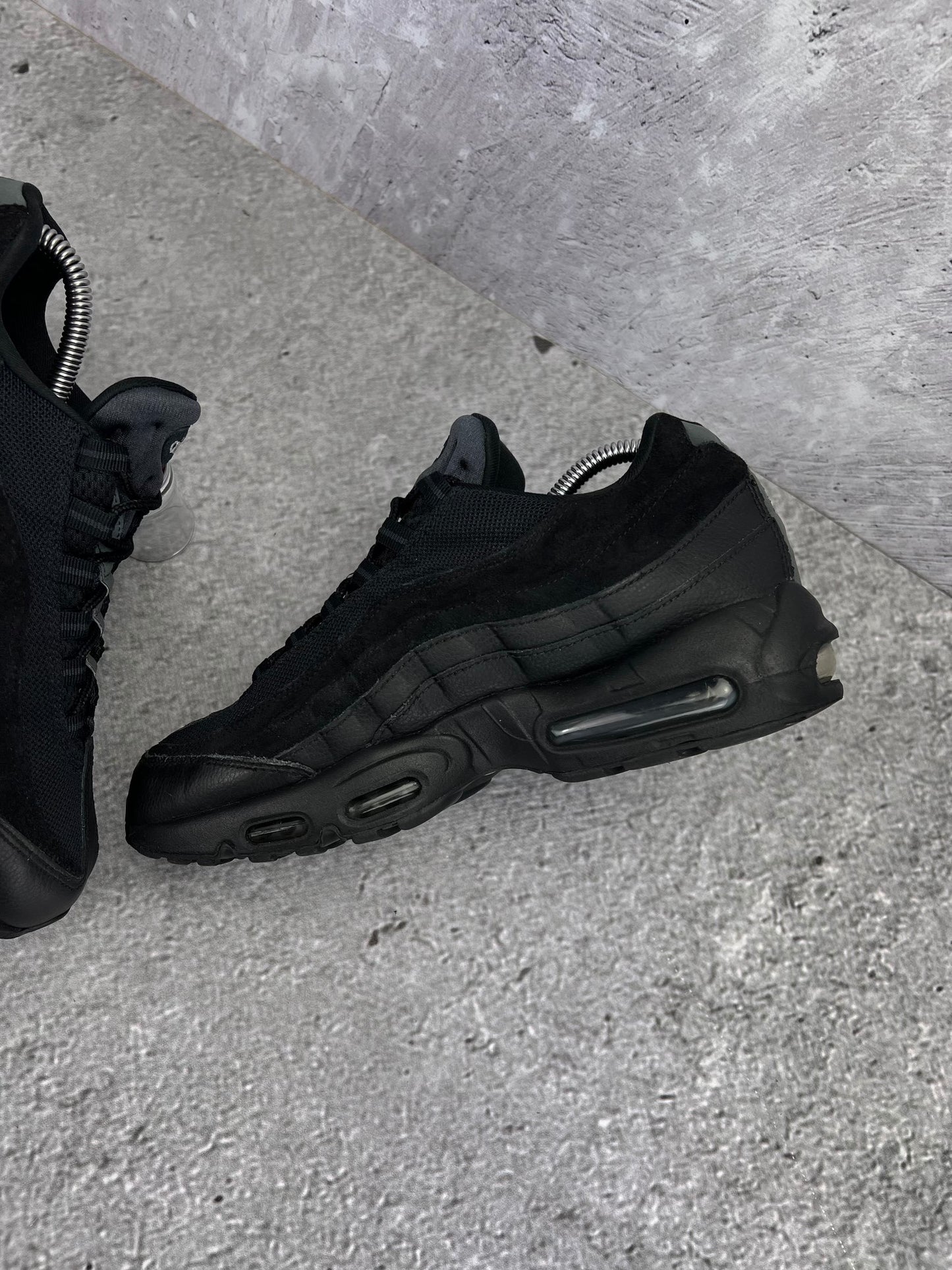 Nike Air Max 95 Essential Triple Black - buty sportowe, wewnętrzny panel prawego buta