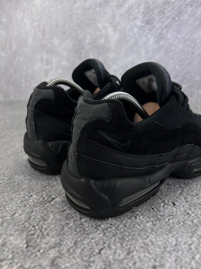 Nike Air Max 95 Essential Triple Black - buty sportowe, widok z tyłu
