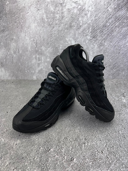 Nike Air Max 95 Essential Triple Black - buty sportowe, para butów, widok z boku na tle studyjnym